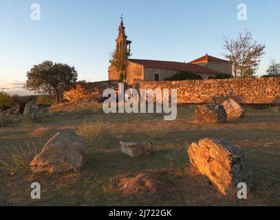 Die Kapelle Ermita de Nuestra senora del Castillo auf einer Anhöhe bei Fariza in der Provinz Zamora, Kastilien und Leon, Spanien Stockfoto