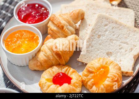 Ungesunde süße Ernährung - Set aus frisch gebackenen Croissants, Gebäck, Weißbrot Stockfoto