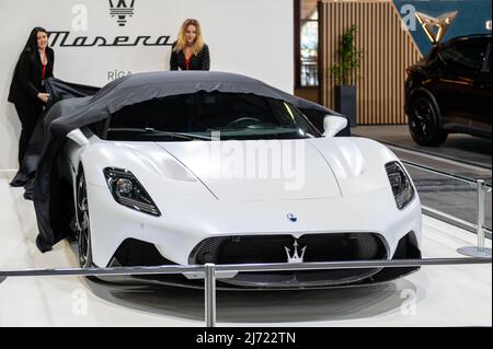 Riga, Lettland, 29. April 2022: Präsentation des weißen italienischen Supersportwagens Maserati MC20 auf der AUTO 2022 Stockfoto