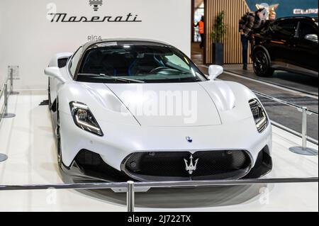 Riga, Lettland, 29. April 2022: Präsentation des weißen italienischen Supersportwagens Maserati MC20 auf der AUTO 2022 Stockfoto