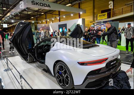 Riga, Lettland, 29. April 2022: Präsentation des weißen italienischen Supersportwagens Maserati MC20 auf der AUTO 2022 Stockfoto