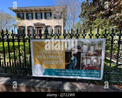Savannah, Georgia, USA - 27. März 2022: Facade of the Andrew Low House Museum, in der Nähe des Lafayette Square im historischen Viertel. Stockfoto