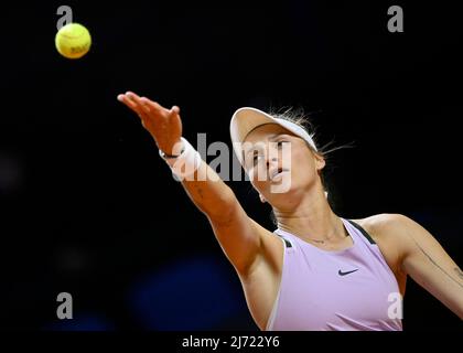 Marketa Vondrousova CZE, Aktion, Aufschlag, Porsche Tennis Grand Prix, Porsche-Arena, Stuttgart, Baden-Württemberg, Deutschland Stockfoto