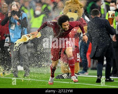 Bierdusche, Leroy Sane FC Bayern München FCB (10), wird durchwicht, FC Bayern München feiert seine 10. Meisterschaft in Folge, Allianz Arena Stockfoto