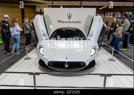 Riga, Lettland, 29. April 2022: Präsentation des weißen italienischen Supersportwagens Maserati MC20 auf der AUTO 2022 Stockfoto