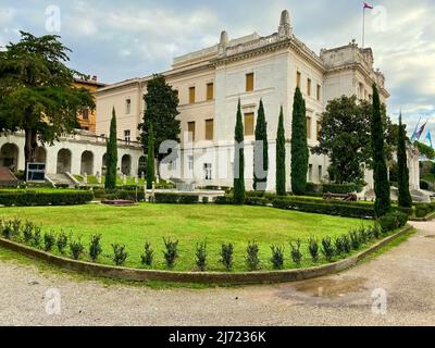 Rijeka, Kroatien Mai 2021. Gouverneurspalast in Rijeka. Schiffs- und Geschichtsmuseum des kroatischen Küstenlandes Rijeka. Gouverneurspalast, Pomorski muzej Stockfoto