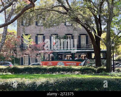 Savannah, Georgia, USA - 27. März 2022: Eine Trolley-Bus-Tour im South Historic District. Stockfoto