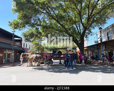 Savannah, Georgia, USA - 27. März 2022: Eine Kutschenfahrt erwartet Sie auf dem historischen City Market in der Innenstadt. Stockfoto