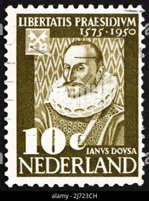 NIEDERLANDE - UM 1950: Eine in den Niederlanden gedruckte Briefmarke zeigt Janus Dousa, Lord of Noordwyck, Statesman, Historiker, Dichter, Der erste Kurator von Th Stockfoto