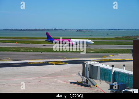 VENEDIG, ITALIEN -17 APR 2022- Blick auf ein Flugzeug der ungarischen Ultra-Low-Cost-Fluggesellschaft Wizz Air (W6) auf dem Flughafen Venedig Marco Polo (VCE), auf Stockfoto