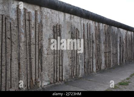 Historische Mauerelemente als Teil der Gedenkstaette Berliner Mauer, Bernauer Strasse, Bezirk Mitte, Berlin, Deutschland Stockfoto