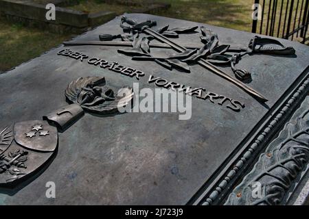 Martialische Inschrift auf dem Grabstein von Generaloberst Hans von Seeckt auf dem Invalidenfriedhof, Bezirk Mitte, Berlin, Deutschland Stockfoto