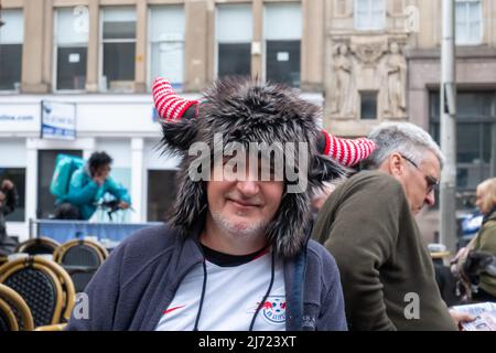 Glasgow, Schottland, Großbritannien. 5.. Mai 2022. RB-Leipzig-Fan kommt zur zweiten Etappe des Europa-League-Halbfinalmatches mit den Rangers im Ibrox-Stadion in die Stadt. Kredit: Skully/Alamy Live Nachrichten Stockfoto