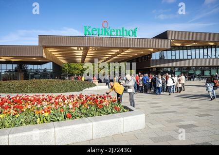 2022-05-04 09:29:05 Lisse, 4. Mai 2022. Touristen fotografieren Tulpen am Eingang des Blumenparks Keukenhof. ANP / Dutch Height / Sandra Uittenbogaart niederlande Out - belgien Out Stockfoto