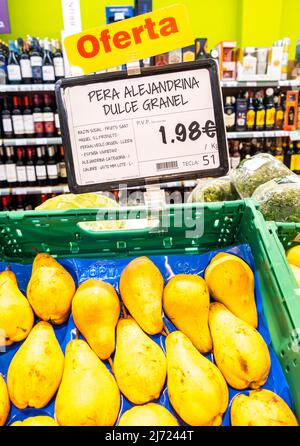 Pera Ajejandrina dulce Granel wurde im MAS Supermarkt, Sevilla, Spanien, verkauft Stockfoto