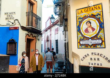 La Gitana Loca Cuesta del Rosario mit Wandbild an der Wand im historischen Zentrum von Sevilla. Tapas-Bar in Sevilla, Andalusien, Spanien Stockfoto