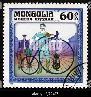 MONGOLEI - UM 1982: Eine in der Mongolei gedruckte Marke zeigt Kangaroo, 1877, Historic Bicycle, um 1982 Stockfoto