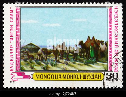 MONGOLEI - UM 1979: Eine in der Mongolei gedruckte Marke zeigt Melken von Kamelen, Gemälde, 20.. Jahrestag der landwirtschaftlichen Genossenschaft von 1., um 1979 Stockfoto