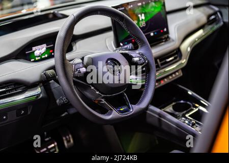Riga, Lettland, 29. April 2022: Skoda Enyaq Coupe IV Elektro-SUV-Lenkrad und Instrumententafel, Nahaufnahme der Innenausstattung Stockfoto