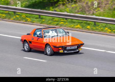 1982 80s Achtziger, Bertone Italienischer FIAT X1/9 Basis 1500cc 5-Gang manuell Cabrio 2DR Sportwagen; Fahren auf der Autobahn M61 Großbritannien Stockfoto