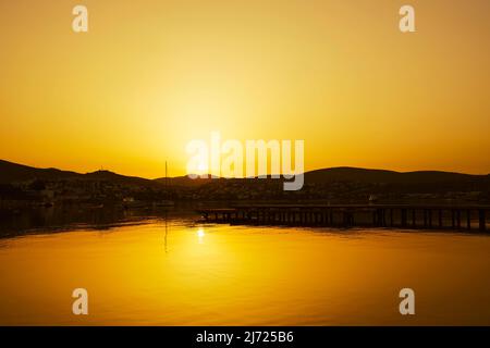 Sonnenuntergang am Meer. Meereslandschaft, Farbvielfalt und Farbtöne der aufgehenden Sonne. Stockfoto