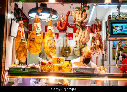 Jamon Iberico Fleischschinkenstand im Mercado de Triana, Sevilla, Andalusien, Spanien Stockfoto