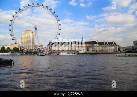 LONDON, GROSSBRITANNIEN - 15. MAI 2014: Dies ist das ehemalige Regierungsgebäude der County Hall und das Riesenrad des London Eye. Stockfoto