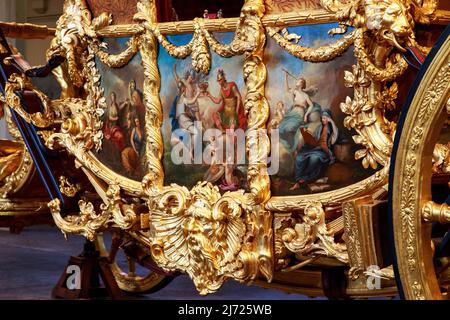 LONDON, GROSSBRITANNIEN - 17. MAI 2014: Dies ist ein Kunstfragment des königlichen Krönungswagen in den Royal Mews. Stockfoto