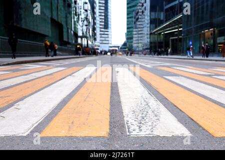 Leerer Fußgängerüberweg in einer Stadt, verwackerte Aussicht auf das Business Center. Menschen auf einer Straße und Wolkenkratzer in Moskau Stockfoto