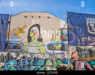 Großes feministisches Wandgemälde des spanischen Künstlers Toni Arribas an der Wand des Gebäudes in der Calle Embajadores, 16. Das große Wandgemälde ist 400 Meter groß. Madrid, Spanien Stockfoto