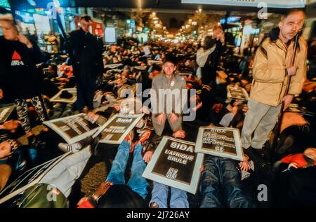 Paris, Frankreich, große Menschenmenge, AIDS-Aktivisten, Act Up Paris NGO Staging die-in, legt sich auf der Straße aus Protest vor dem Sterben, Welt-AIDS-Tag, 1. Dezember, Anti-Big Pharma-Slogans Stockfoto