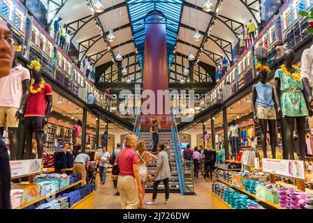 Paris, Frankreich, Weitwinkelansicht, Damenkleidung im Inneren, « Uniglo', Innendesign, Le Marais, Modern Retail, Stockfoto