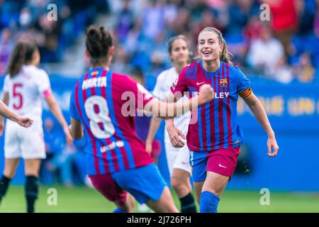 Sant Joan Despí, Spanien, 5, Mai 2022. Spanische Frauenliga: FC Barcelona gegen Sevilla FC. (11) Alexia feiert die Partitur mit (08) Marta Torrejón Credit: Joan Gosa/Alamy Live News Stockfoto