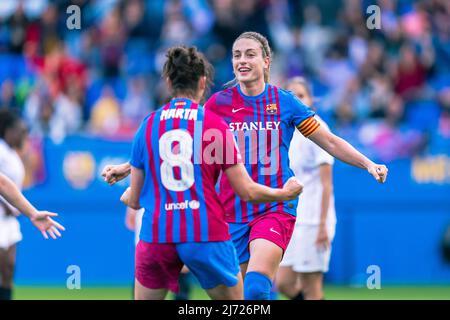 Sant Joan Despí, Spanien, 5, Mai 2022. Spanische Frauenliga: FC Barcelona gegen Sevilla FC. (11) Alexia feiert die Partitur mit (08) Marta Torrejón Credit: Joan Gosa/Alamy Live News Stockfoto