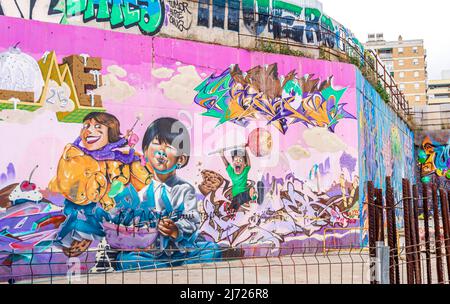 Wandbild mit Kindern, MOS, Treffen der Stile Kollektive Wandbilder an der Wand auf dem Parkplatz in der Nähe von Chamartin Bahnhof, Madrid, Spanien Stockfoto