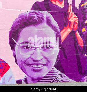 Wandbild der amerikanischen Aktivistin Rosa Parks, Concepcion Feministische Wandbild La Unión hace la fuerza, an der Wand in, Madrid Spanien Stockfoto