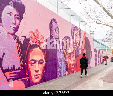 Im zentralen Teil des Concepción feministischen Wandbildes La Unión hace la fuerza ist Unity is Strength von Spanish Unlogic Crew. Madrid, Spanien Stockfoto