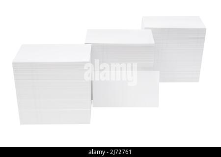 Drei Stapel von Visitenkarten auf weißem Hintergrund isoliert. Markenidentitätsmodup. Stockfoto