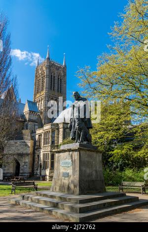 Statue des Dichters Lord Tennyson und seines treuen Hundes Karenina auf dem Gelände der Lincoln Cathedral Stockfoto