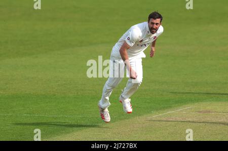 London, Großbritannien. 5. Mai 2022, Northamptonshire Ben Sanderson Bowling als Surrey gegen Northamptonshire in der Grafschaft Meisterschaft im Kia Oval, Tag eins. David Rowe/Alamy Live News. Stockfoto