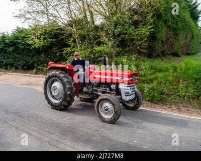 Gt. Bardfield Braintee Essex Großbritannien, 2.. Mai 2022. Stebbing Tractor führt jedes Jahr eine Veranstaltung durch, bei der alte Traktoren durch die Landschaft von Essex gefahren werden. Traktoren werden verwendet, um landwirtschaftliche Anbaugeräte zu ziehen. Copyright Willliam Edwards/Alamy Stockfoto