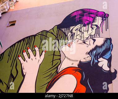 Wandgemälde von Artist D'Face Run Away auf eine Wand in der Embajadores Street, 21, zeigt einen Mann, der eine Frau in rotem Kleid hält. Madrid, Spanien Stockfoto