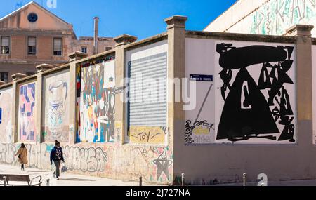 Die Wandmalerei in Lavapiez, Madrid mit abstrakten expressionistischen Wandarbeiten des Künstlers Guido Bisagni aka 108. Muros Tabacalera 2019 Thema - Chance Stockfoto