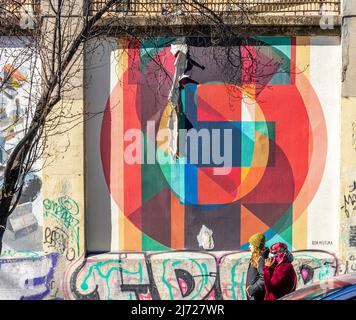 Die Wandwand in Lavapiez, Madrid, mit abstrakten Wandarbeiten des Künstlerkollektivs Boa Mistura. Muros Tabacalera 2019 Thema - Chance Stockfoto