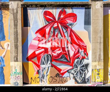 Die rot gestürzte Autowand in Lavapiez, Madrid, zeigt Wandgemälde des spanischen Künstlers Mario Mankey. Muros Tabacalera 2019 Thema - Chance Stockfoto