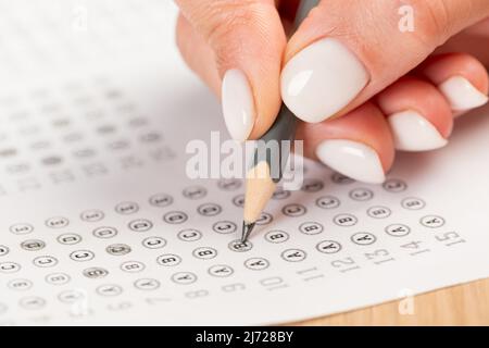 Hand-Füllung in Prüfung-Carbon Computer Papier und Bleistift Stockfoto