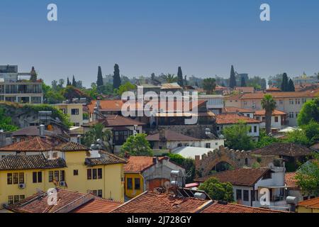 Altstadthäuser mit grünen Bäumen, blauem Himmel, Hintergrund. Historische freistehende Gebäude in Antalya Türkei zu sehen. Stockfoto