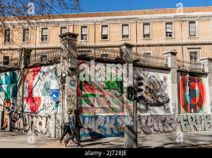 Die Wandwand in Lavapiez, Madrid mit abstrakten Wandarbeiten mit Muros Tabacalera 2019 Thema - Chance Stockfoto