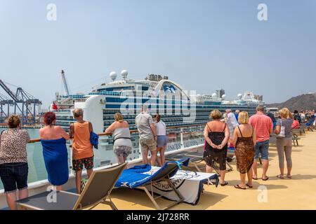 Passagiere auf dem Marella Explorer II-Schiff beobachten das Andocken in Puerto De Cartagena, Cartagena, Bolivar, Republik Kolumbien Stockfoto