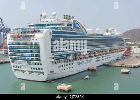 Das Schiff der Emerald Princess (Princess Cruises) liegt in Puerto De Cartagena, Cartagena, Bolivar, Republik Kolumbien Stockfoto